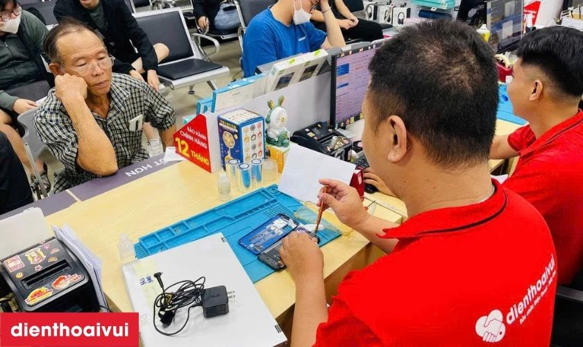 Thay c&aacute;p sạc kh&ocirc;ng d&acirc;y NFC cho điện thoại iPhone XR