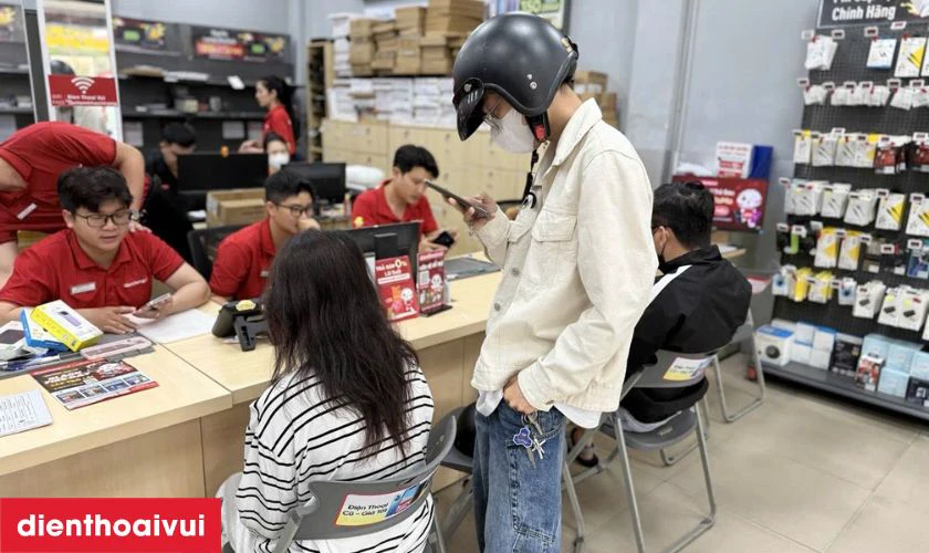 Thay c&aacute;p sạc kh&ocirc;ng d&acirc;y NFC iPhone XR uy t&iacute;n tại Điện Thoại Vui
