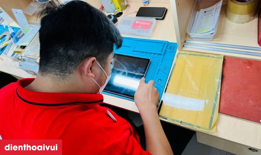 Quy tr&igrave;nh thay c&aacute;p sạc m&aacute;y t&iacute;nh bảng iPad chuy&ecirc;n nghiệp tại Điện Thoại Vui