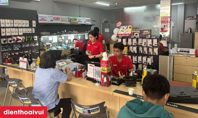 Sau khi hoàn tất, kỹ thuật viên kiểm tra lại khả năng sạc, độ ổn định kết nối