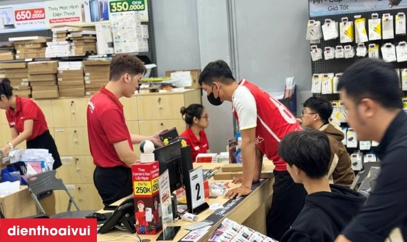 Kh&aacute;ch h&agrave;ng mang m&aacute;y lỗi đến cửa h&agrave;ng