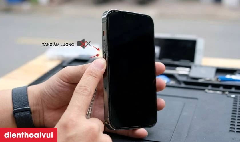 Khi nào cần thay cáp volume iPhone 13 Pro?