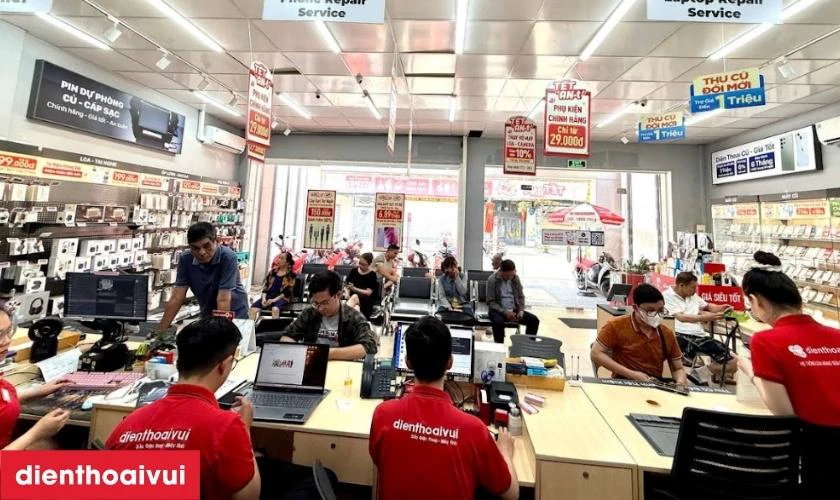 Kh&aacute;ch h&agrave;ng được kiểm tra trực tiếp trước khi nhận m&aacute;y