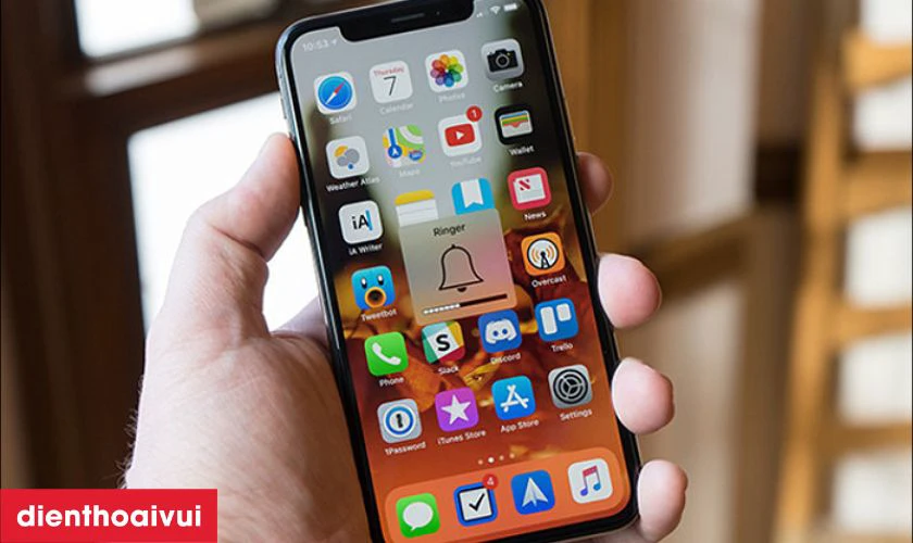 Hạn chế để iPhone tiếp x&uacute;c với nước, hơi ẩm hoặc m&ocirc;i trường qu&aacute; n&oacute;ng