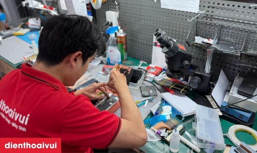 Kh&aacute;ch h&agrave;ng được theo d&otilde;i trực tiếp qu&aacute; tr&igrave;nh sửa chữa