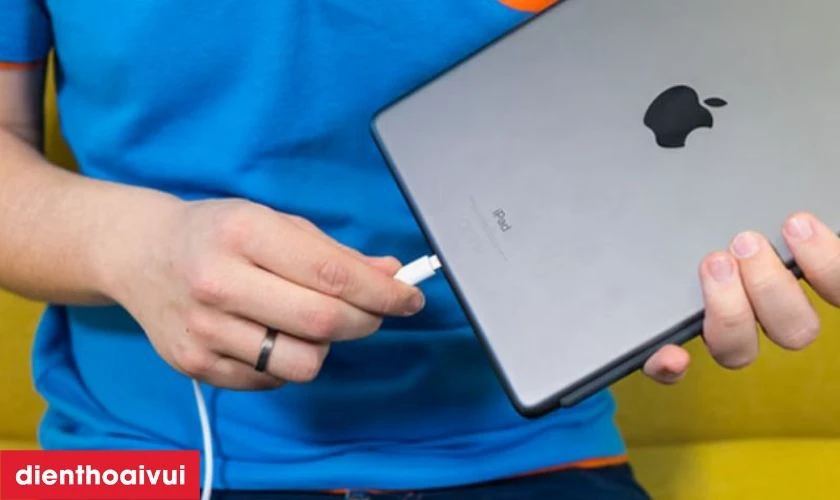 Nguy&ecirc;n nh&acirc;n ch&acirc;n sạc iPad Pro 11 2020 bị hư hỏng