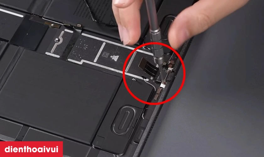 Thay ch&acirc;n sạc gi&uacute;p kh&ocirc;i phục chức năng sạc pin hiệu quả, tiết kiệm cho iPad