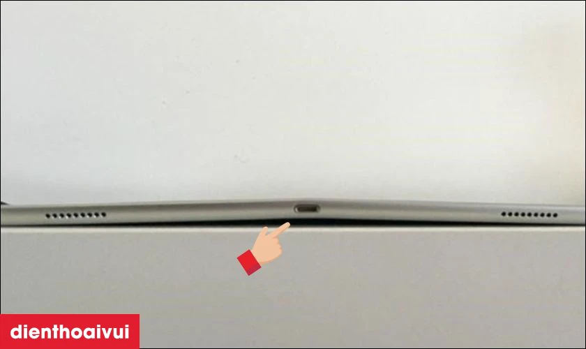 Thay ch&acirc;n sạc mới khi ch&acirc;n sạc cũ của m&aacute;y bị cong v&ecirc;nh, biến dạng