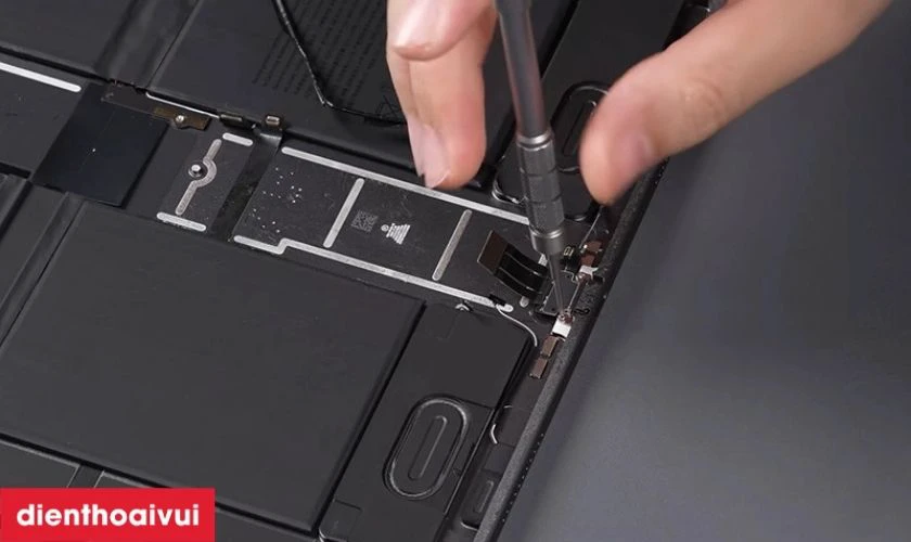 Thay ch&acirc;n sạc iPad Pro 12.9 2021 M1 l&agrave; g&igrave;?