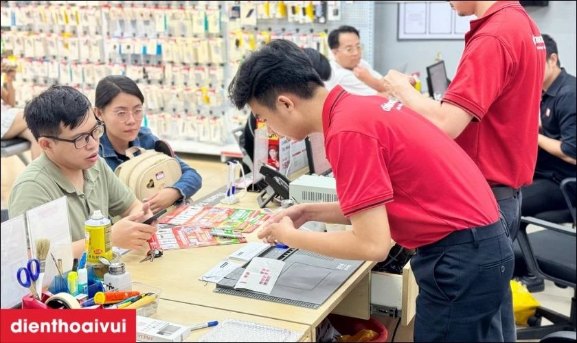 Quy tr&igrave;nh thay ch&acirc;n sạc iPad Pro 12.9 2021 M1 chuy&ecirc;n nghiệp lấy liền tại Điện Thoại Vui