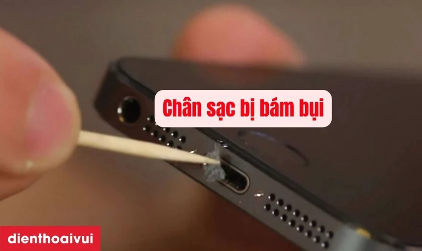 Bụi bẩn x&acirc;m nhập dễ khiến ch&acirc;n sạc hư hỏng