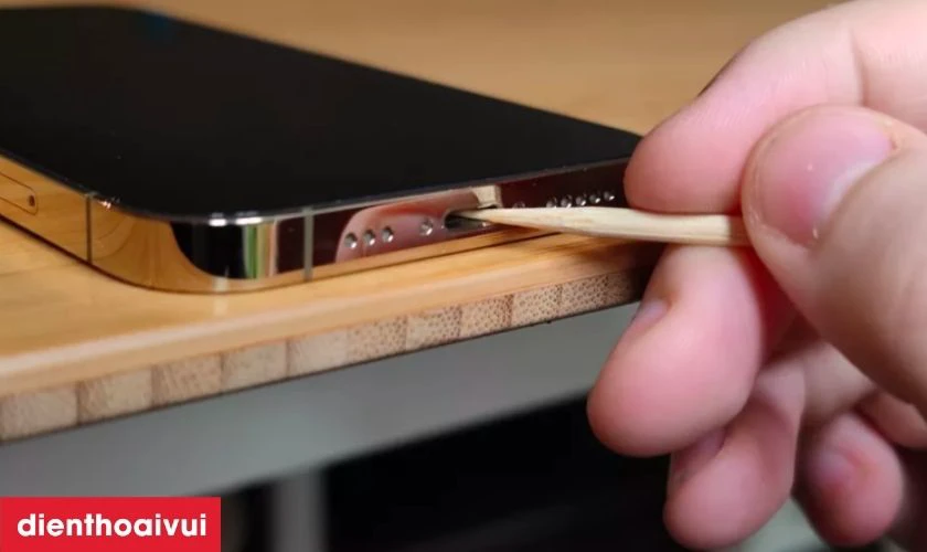 C&aacute;c dấu hiệu nhận biết bạn cần thay ch&acirc;n sạc iPhone 11 h&atilde;ng Safety mới