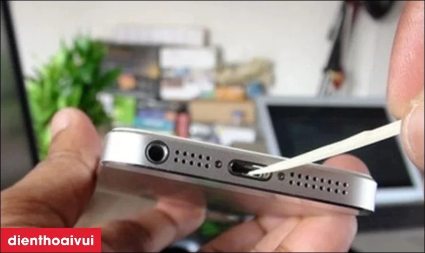 Nguy&ecirc;n nh&acirc;n ch&acirc;n sạc điện thoại iPhone 11 Pro bị hư hỏng