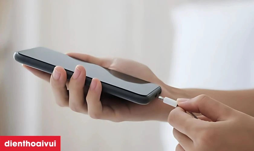 Nguy&ecirc;n nh&acirc;n ch&acirc;n sạc iPhone 12 h&atilde;ng Safety bị hư hỏng