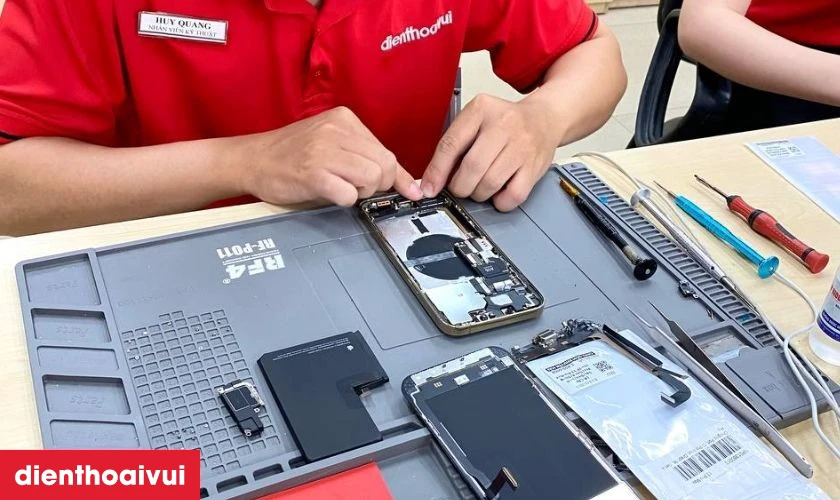 Dịch vụ thay ch&acirc;n sạc iPhone 12 h&atilde;ng Safety ch&iacute;nh h&atilde;ng