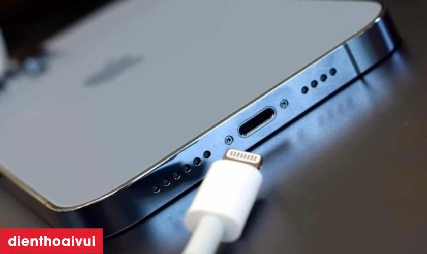 Vì sao cần thay chân sạc cho iPhone 14?