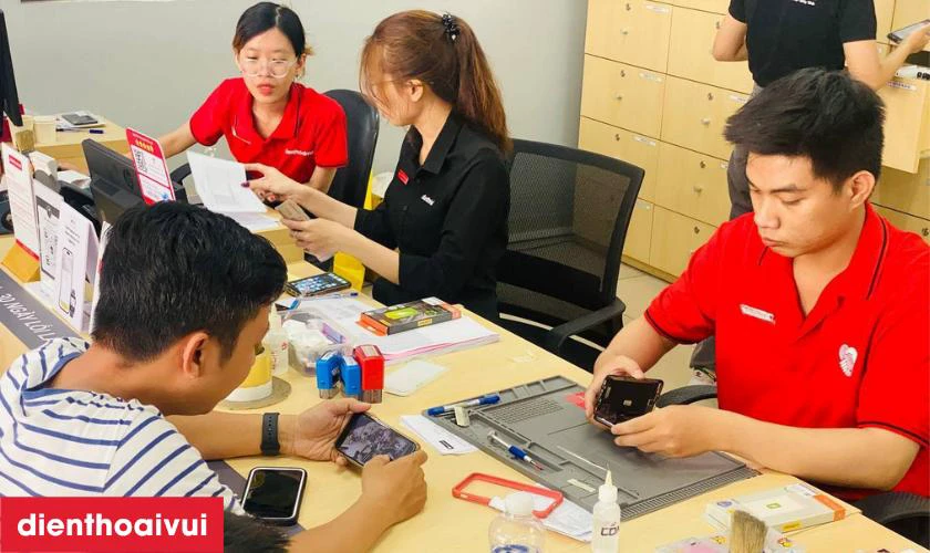 Vì sao nên chọn địa chỉ thay chân sạc iPhone uy tín?