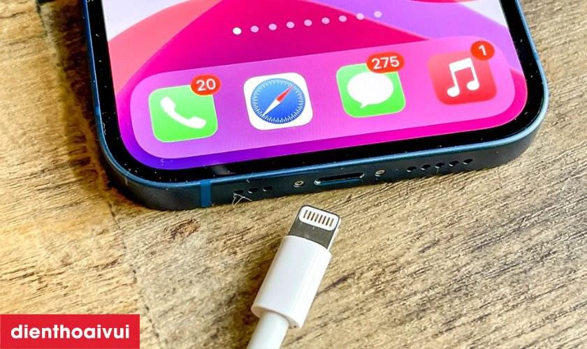Nguyên nhân chân sạc điện thoại iPhone 14 bị hư hỏng