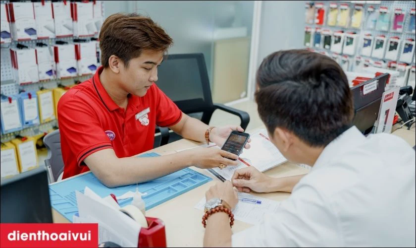 Thay ch&acirc;n sạc iPhone 14 Plus ch&iacute;nh h&atilde;ng tại Điện Thoại Vui