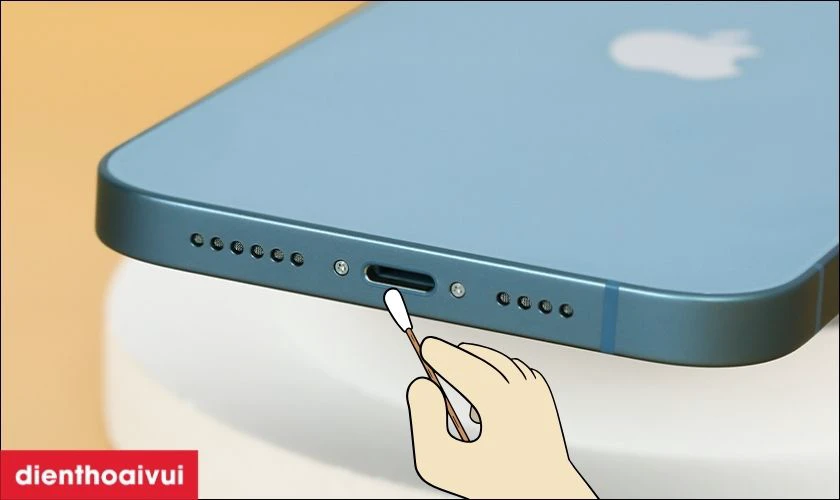 D&ugrave;ng tăm b&ocirc;ng v&agrave; cồn để vệ sinh cổng sạc