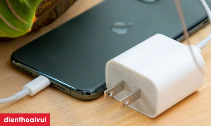 Kiểm tra d&acirc;y c&aacute;p sạc v&agrave; c&oacute;c sạc của điện thoại