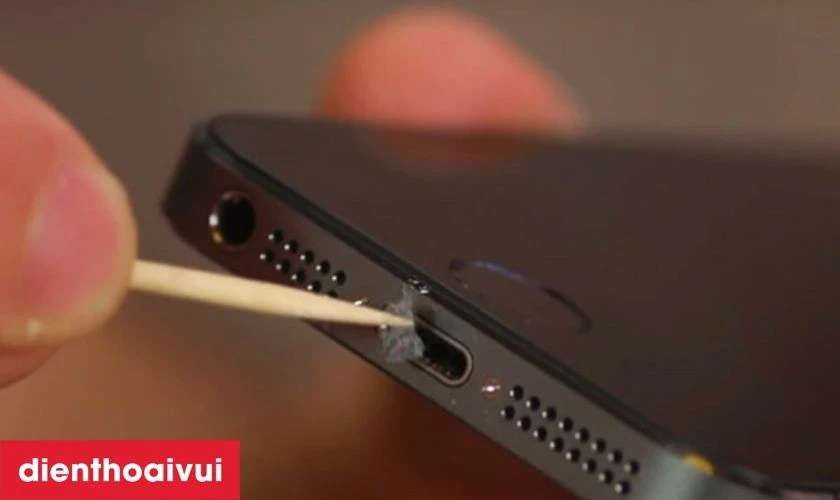 Vì sao cần thay chân sạc cho iPhone 14 Pro Max?