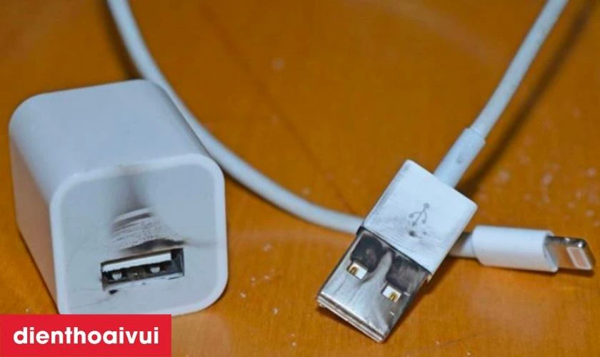 Sử dụng cáp sạc kém chất lượng ảnh hưởng đến chân sạc iPhone
