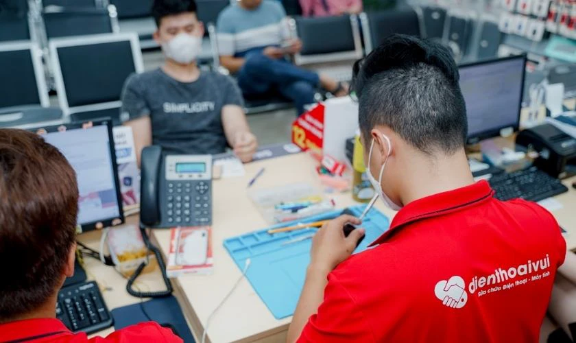 Nhân viên Điện Thoại Vui tiến hành thay thế linh kiện mới cho khách hàng