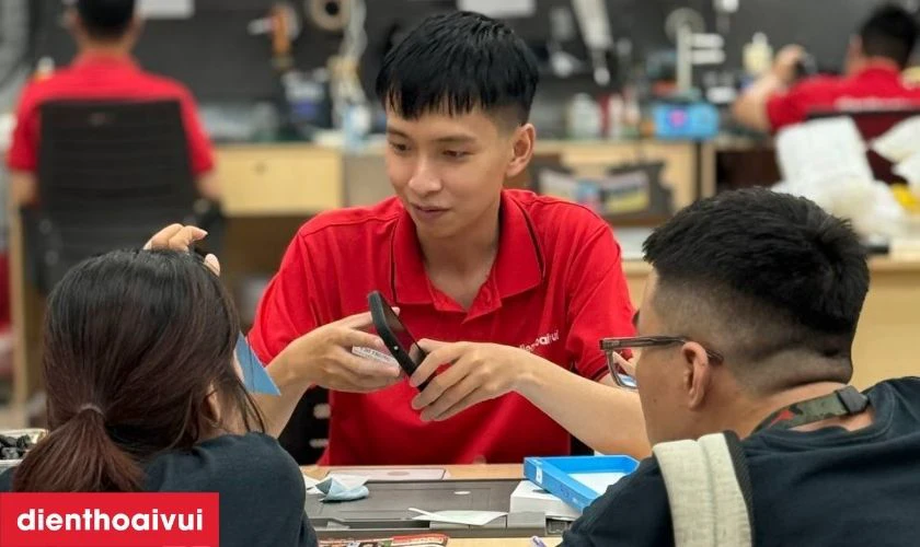 Quy tr&igrave;nh thay ch&acirc;n sạc iPhone 15 tại cửa h&agrave;ng Điện Thoại Vui