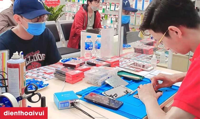 Sau khi thay ch&acirc;n sạc, kỹ thuật vi&ecirc;n sẽ kiểm tra lại khả năng sạc pin, kết nối dữ liệu