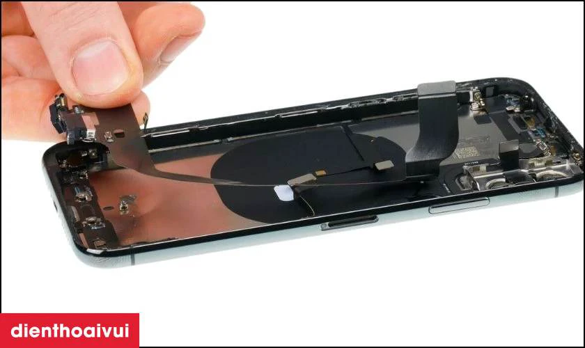 Thay ch&acirc;n sạc iPhone X ch&iacute;nh h&atilde;ng GENA l&agrave; g&igrave;?