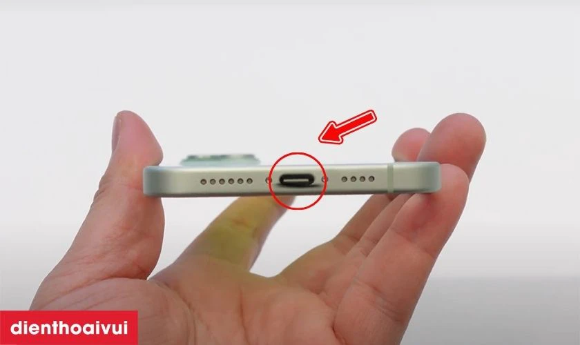 Ch&acirc;n sạc c&oacute; dấu hiệu nứt g&atilde;y