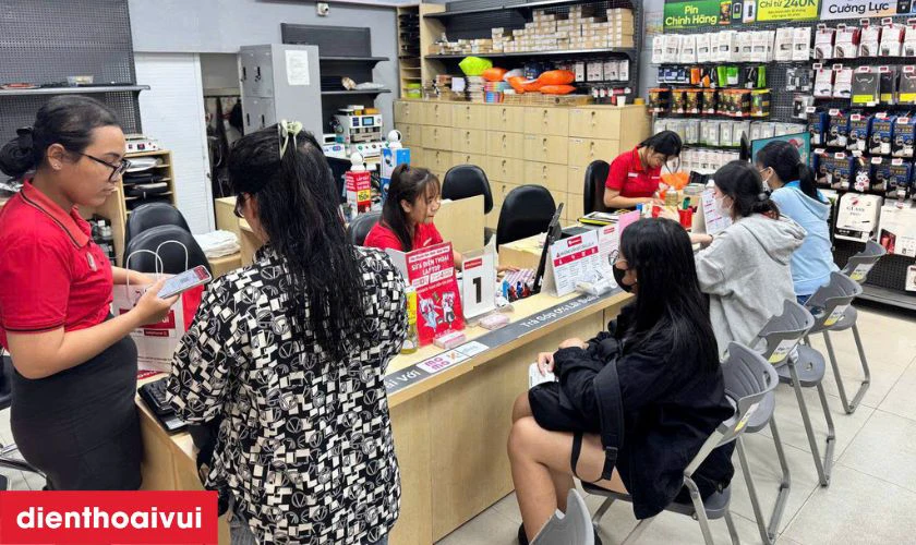 Dịch vụ thay ch&acirc;n sạc iPhone Xr h&atilde;ng Safety ch&iacute;nh h&atilde;ng, lấy liền tại Điện Thoại Vui