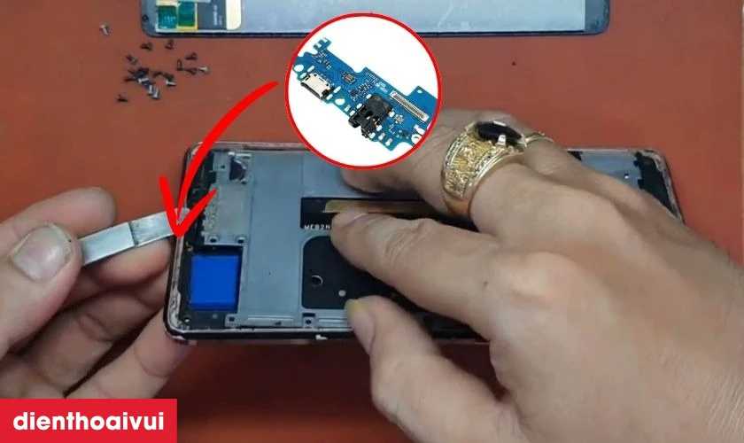 Quy tr&igrave;nh thay ch&acirc;n sạc Nokia C31 tại Điện Thoại Vui diễn ra nhanh ch&oacute;ng, minh bạch