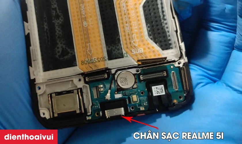 Thay ch&acirc;n sạc Realme 5i gi&uacute;p kh&ocirc;i phục chức năng sạc cho điện thoại tiết kiệm nhất