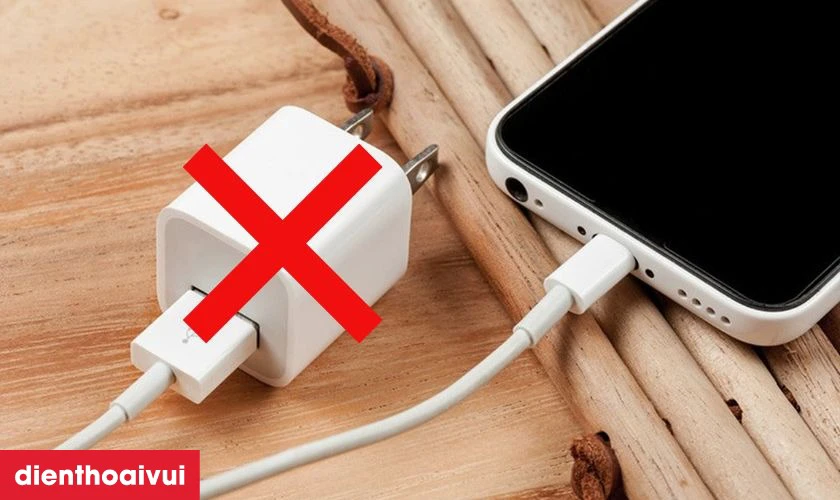 Sử dụng bộ sạc kh&ocirc;ng ch&iacute;nh h&atilde;ng l&agrave;m tăng nguy cơ hư hỏng ch&acirc;n sạc