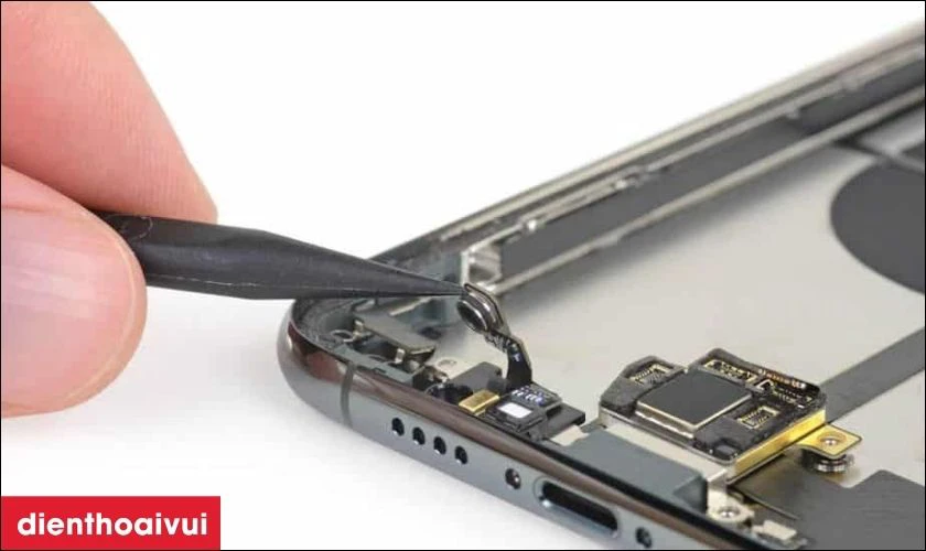 C&oacute; n&ecirc;n thay ch&acirc;n sạc Safety iPhone 11 Pro Max kh&ocirc;ng?