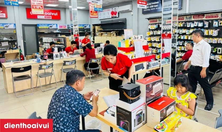 Khách kiểm tra lại máy, xác nhận hoạt động ổn định