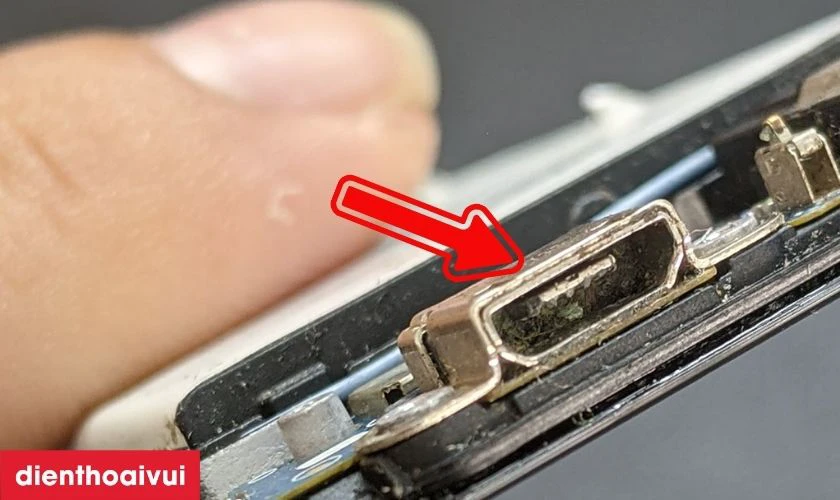 C&aacute;c hạt bụi nhỏ v&agrave; độ ẩm c&oacute; thể len lỏi v&agrave;o ch&acirc;n sạc qua cổng sạc