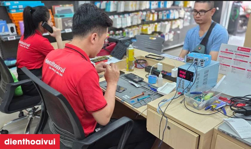 Quy tr&igrave;nh thay ch&acirc;n sạc Samsung Galaxy A16 lấy liền tại Điện Thoại Vui