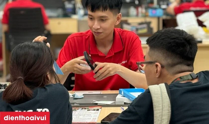 Nhân viên bàn giao máy đã sửa cho khách
