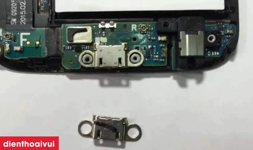 Quy tr&igrave;nh thay ch&acirc;n sạc Samsung Galaxy A5 lấy liền tại Điện Thoại Vui