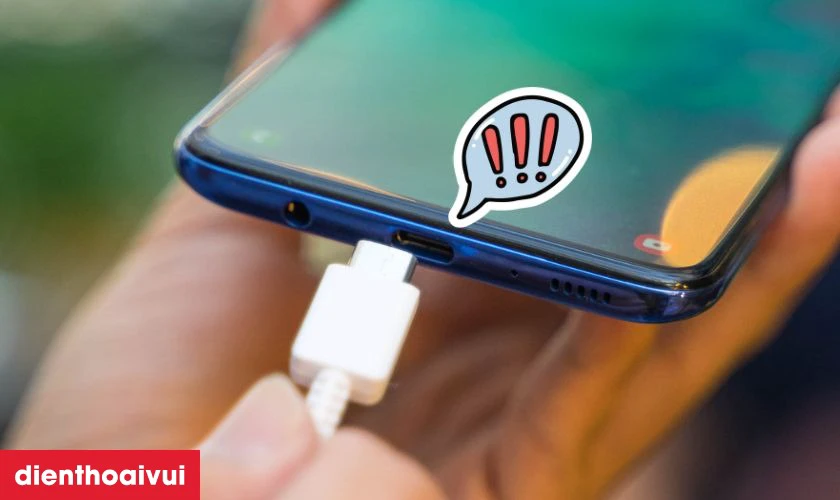 Sử dụng sạc kh&ocirc;ng ch&iacute;nh h&atilde;ng khiến ch&acirc;n sạc mau hư hỏng