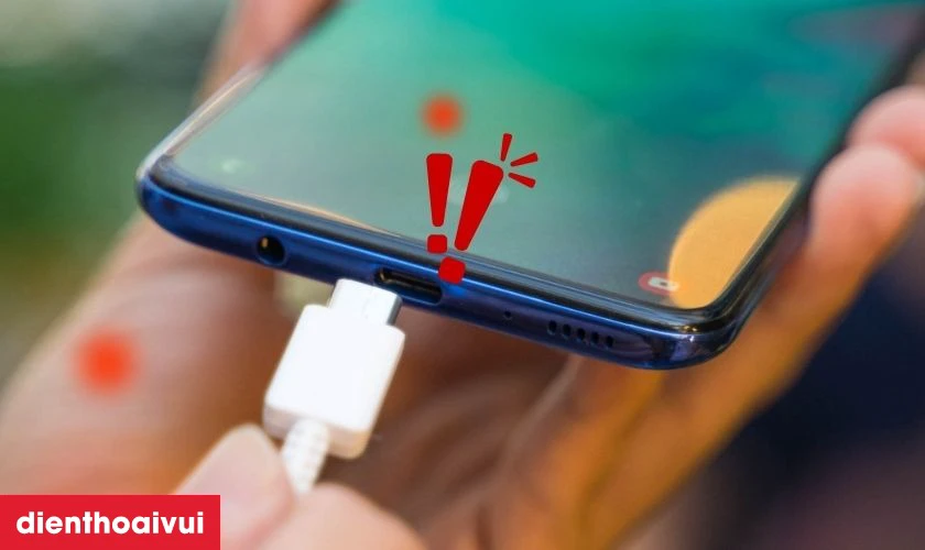 Thay ch&acirc;n sạc mới khi điện thoại kh&ocirc;ng nhận sạc, sạc kh&ocirc;ng v&agrave;o pin