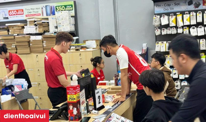Quy tr&igrave;nh thay ch&acirc;n sạc Samsung Galaxy A8 lấy liền tại Điện Thoại Vui