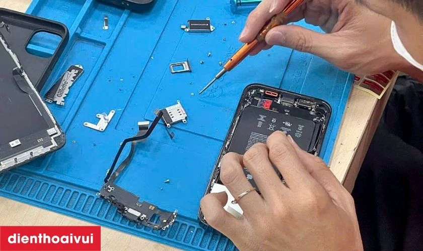 Sau khi thay, kỹ thuật vi&ecirc;n kiểm tra khả năng sạc, kết nối dữ liệu