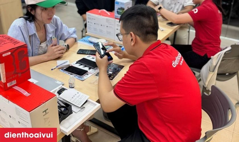 Quy tr&igrave;nh thay ch&acirc;n sạc Samsung Galaxy A90 5G lấy liền tại Điện Thoại Vui