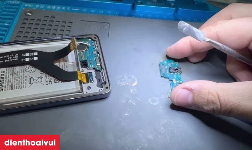 Thay ch&acirc;n sạc mới khi điện thoại sạc pin kh&ocirc;ng v&agrave;o, sạc chập chờn