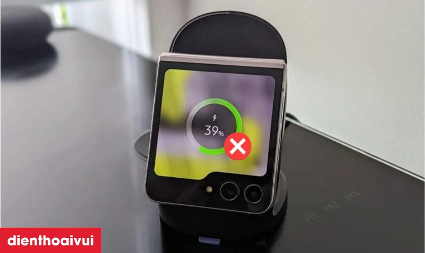 Dấu hiệu n&agrave;o bạn cần thay ch&acirc;n sạc Samsung Galaxy Z Flip 6?