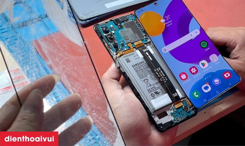 Quy tr&igrave;nh thay ch&acirc;n sạc Samsung M23 chuy&ecirc;n nghiệp lấy liền tại Điện Thoại Vui